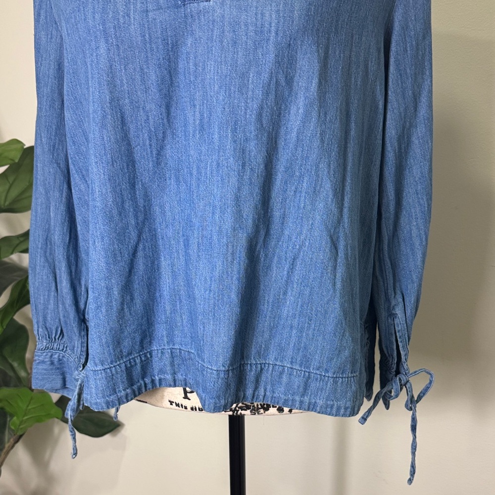 OLD NAVY Blue Denim Chambray V Neck Cotton Top SZ S Festival Beach Fall Classic - Picture 3 of 10